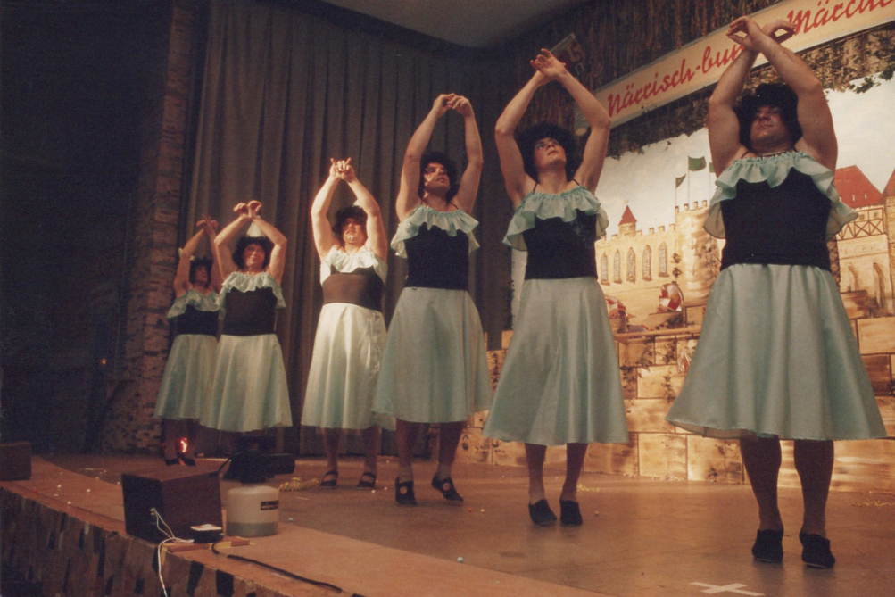 Wolkenschieber beim Tanz als Prinzessinnen (1987)