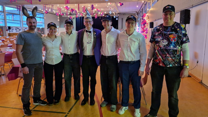Service-Team der Pfarrfastnacht beim Servieren während der Sitzung